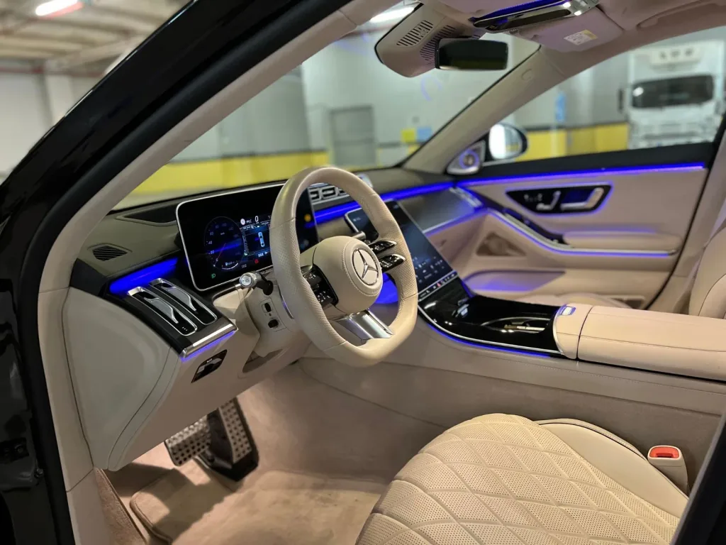 Mercedes-Maybach iç mekânında ön konsol ve koltuk detayı